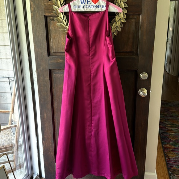 Beautiful gown with a little flare at the bottom. Worn once and dry cleaned. - Picture 4 of 4